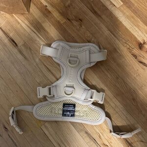 Small maxbone double panel harness. Color sand.
